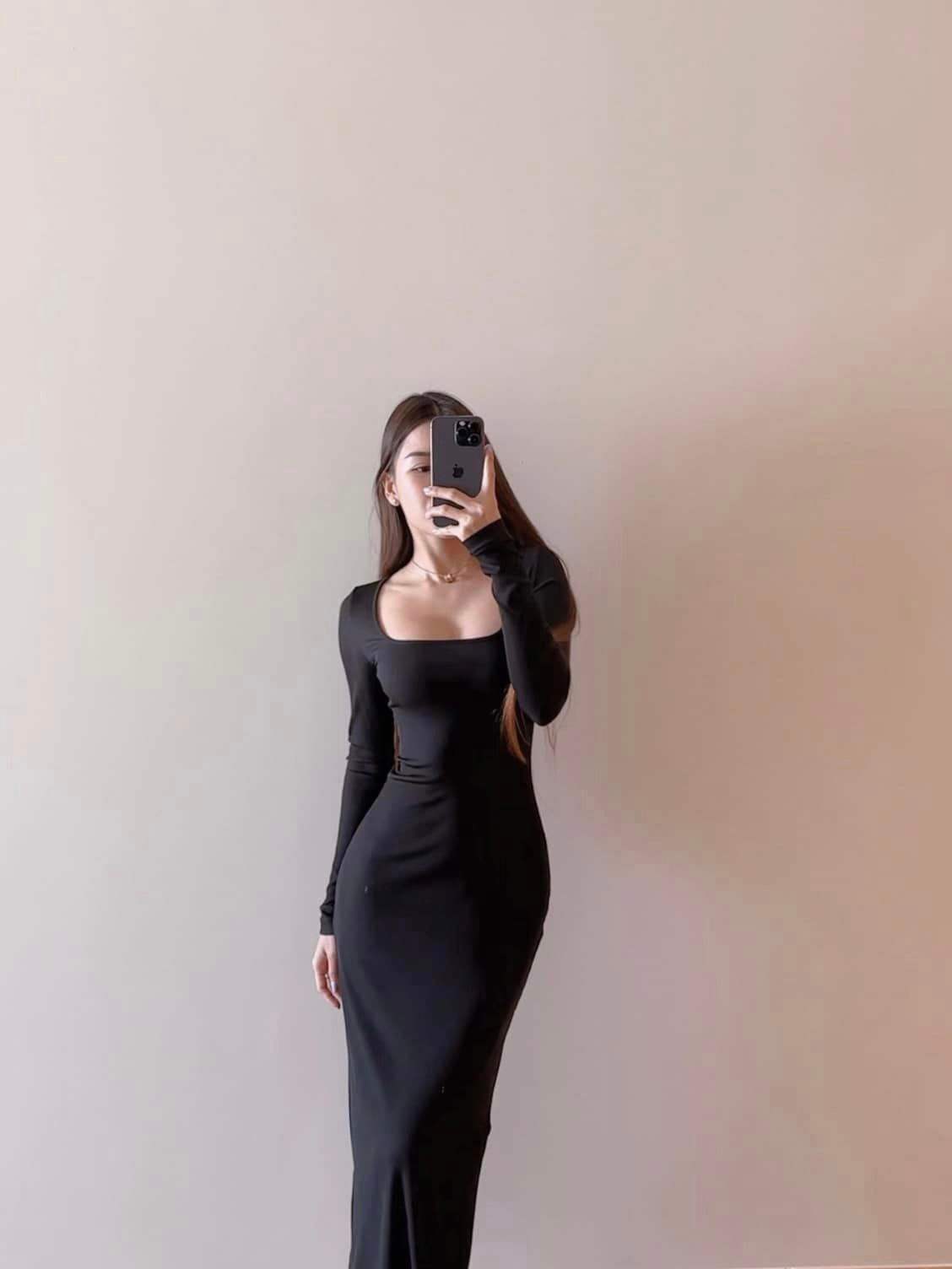 Thường ngày, cô luôn mặc trang phục khoét táo bạo để tôn lên tối đa lợi thế vóc dáng.