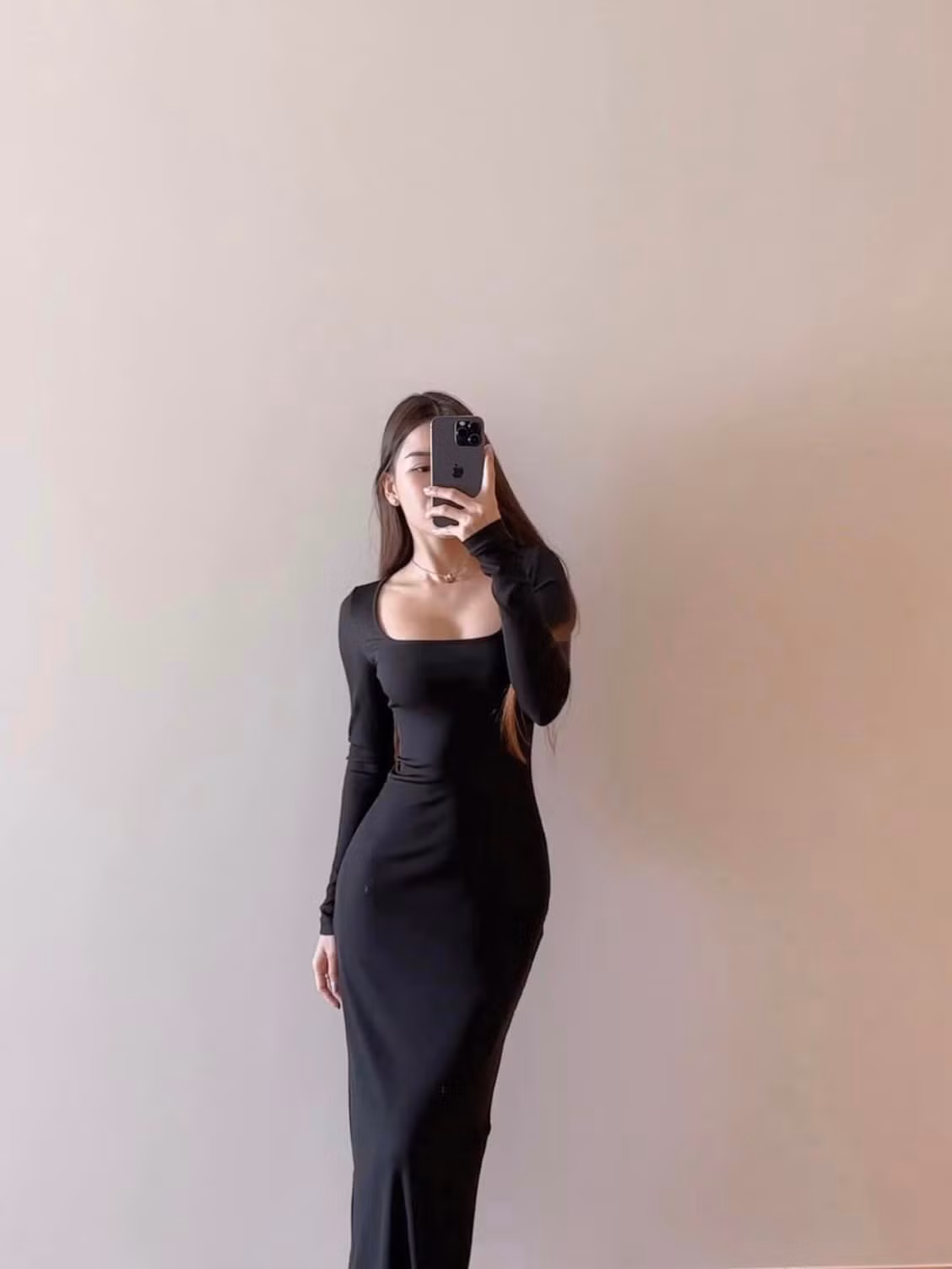 Thường ngày, cô luôn mặc trang phục khoét táo bạo để tôn lên tối đa lợi thế vóc dáng.