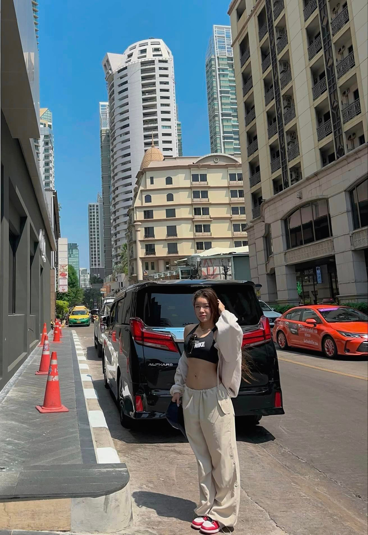 Do đặc thù công việc, Yến Xuân tập gym đều đặn nên duy trì được đường cong nảy nở.