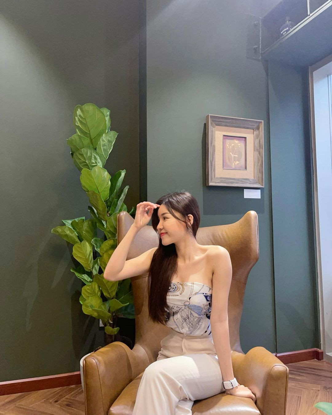 Trước những lời chê bai đó, Yến Xuân trả lời: "Dạ bể bơi và phòng gym kế nhau ạ. Khách có thể tự do mặc gì tập cũng được nè bạn ơi. Bạn nhìn anh phía sau gương đang không mặc áo nha".