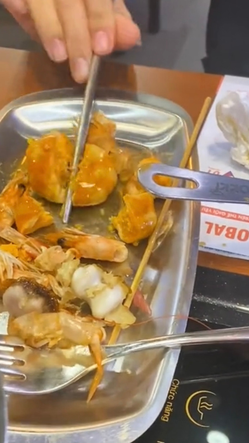 Được biết sự việc này xuất hiện từ khá lâu, tuy nhiên thời gian gần đây bất ngờ "hot" trở lại như lời nhắc nhở đến thực khách nên có ý thức hơn khi đi ăn ở nhà hàng buffet. Ảnh: Chụp màn hình