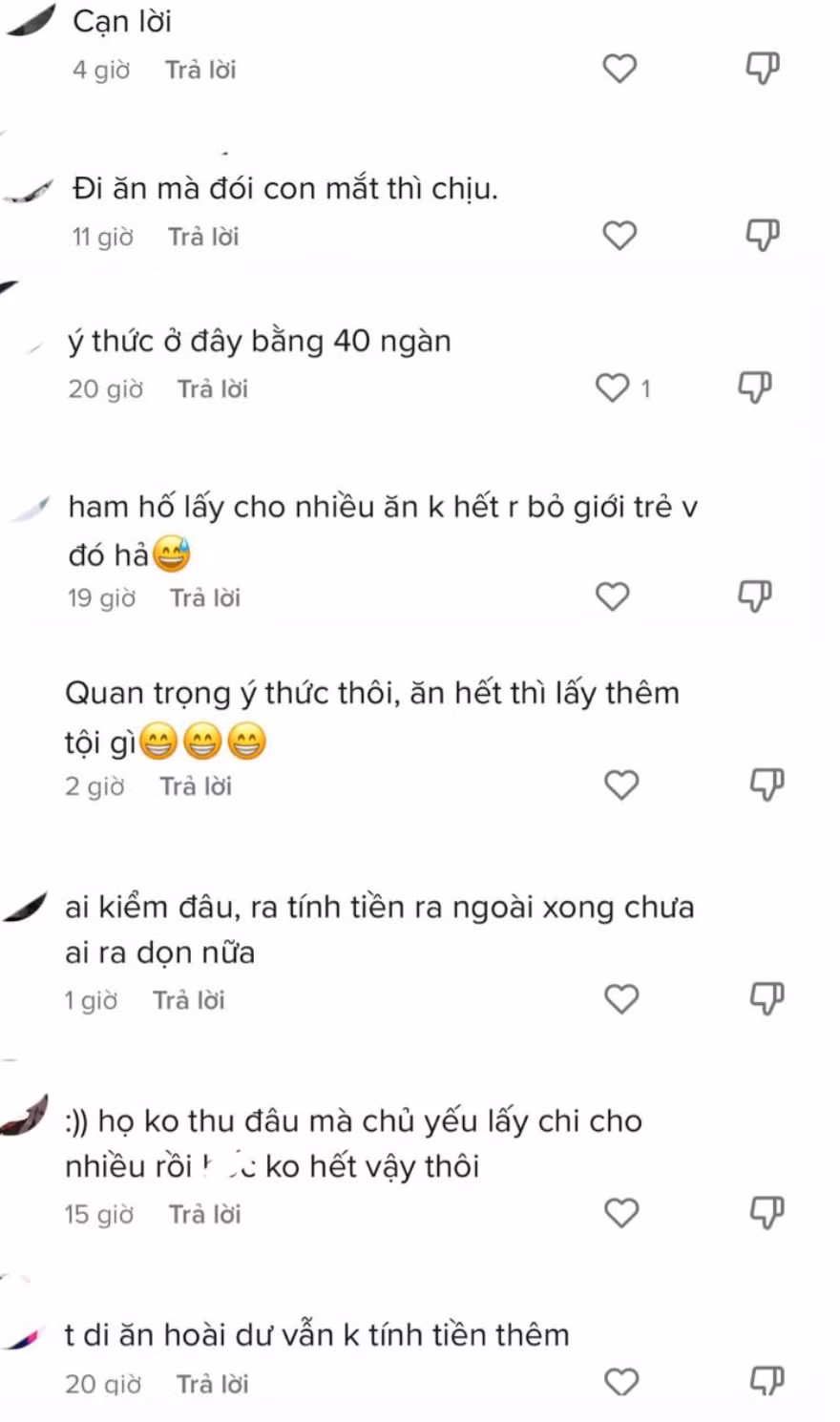 Dưới clip phần lớn cư dân mạng tỏ ra phẫn nộ với hành động này, cho rằng mọi người nên cân đối lượng thức ăn để không lãng phí.