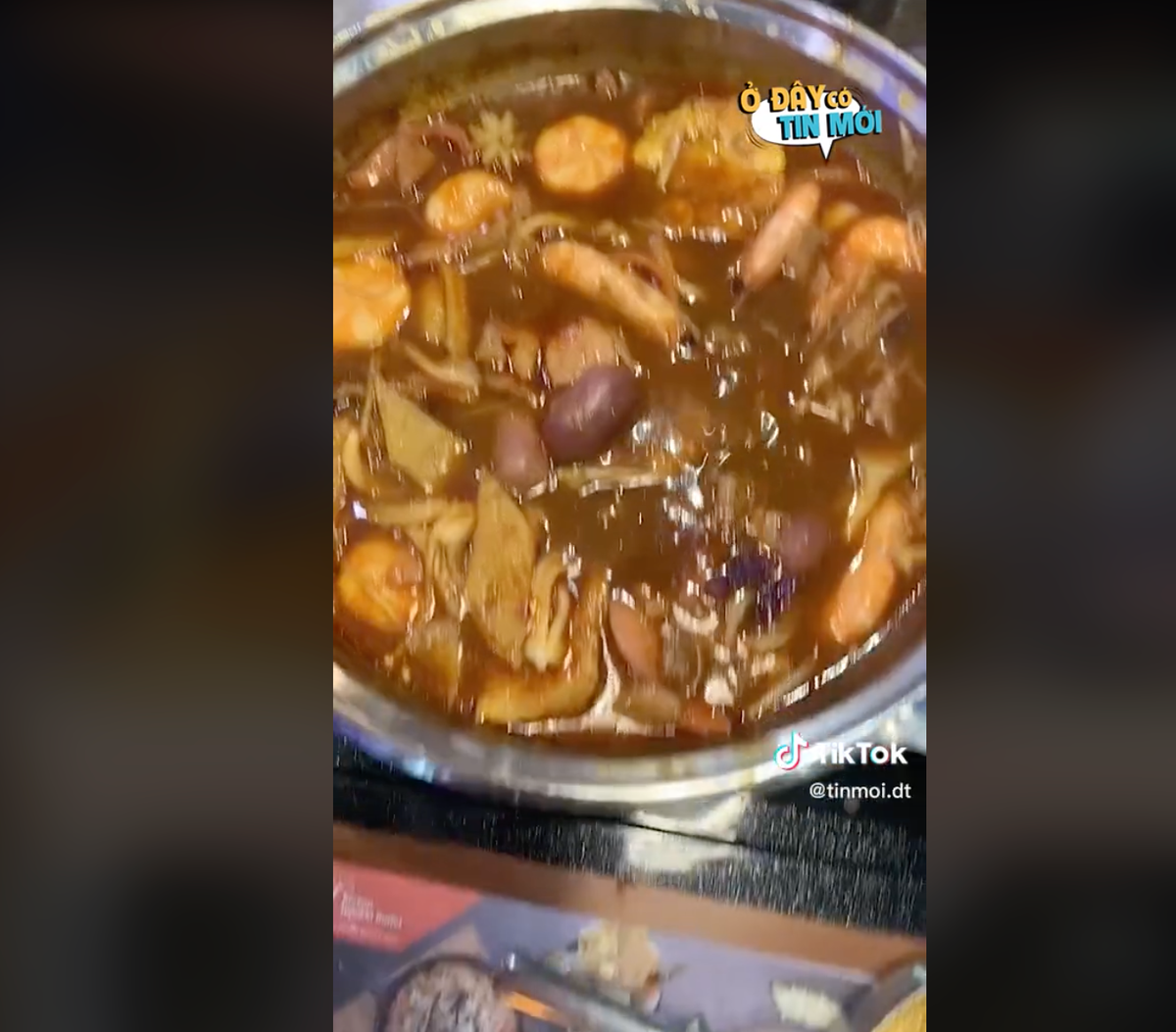 Mới đây, một người dùng TikTok đăng tải đoạn clip ngắn gây xôn xao dư luận về hành vi lãng phí thức ăn khi đi ăn buffet.