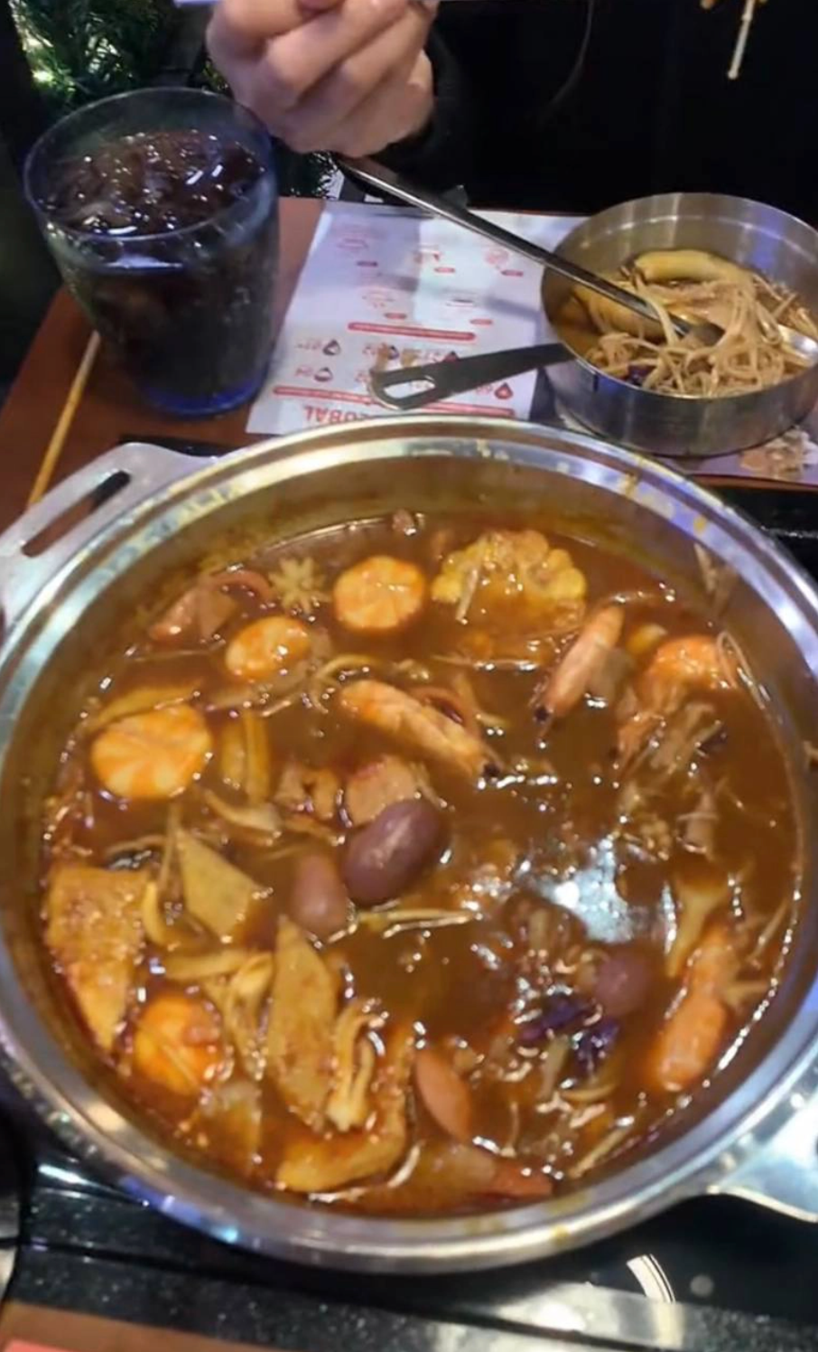 Ngay sau khi đăng tải, câu chuyện nhanh chóng gây nên những ý kiến trái chiều. Netizen vô cùng bức xúc trước hành vi ăn uống hoang phí của chủ clip.