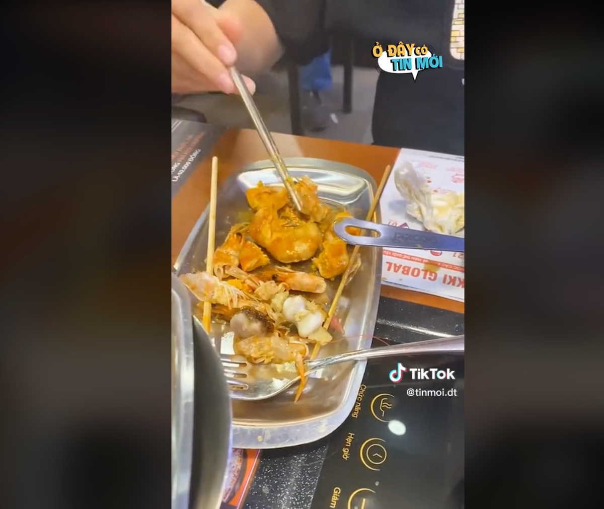 Cụ thể sau khi ăn no cộng thêm với việc thừa đồ ăn sẽ bị phạt theo quy định của quán nên nam thanh niên này đã xắt nhỏ đồ ăn và vùi lấp dưới vỏ tôm, coi đó như là rác bỏ đi.