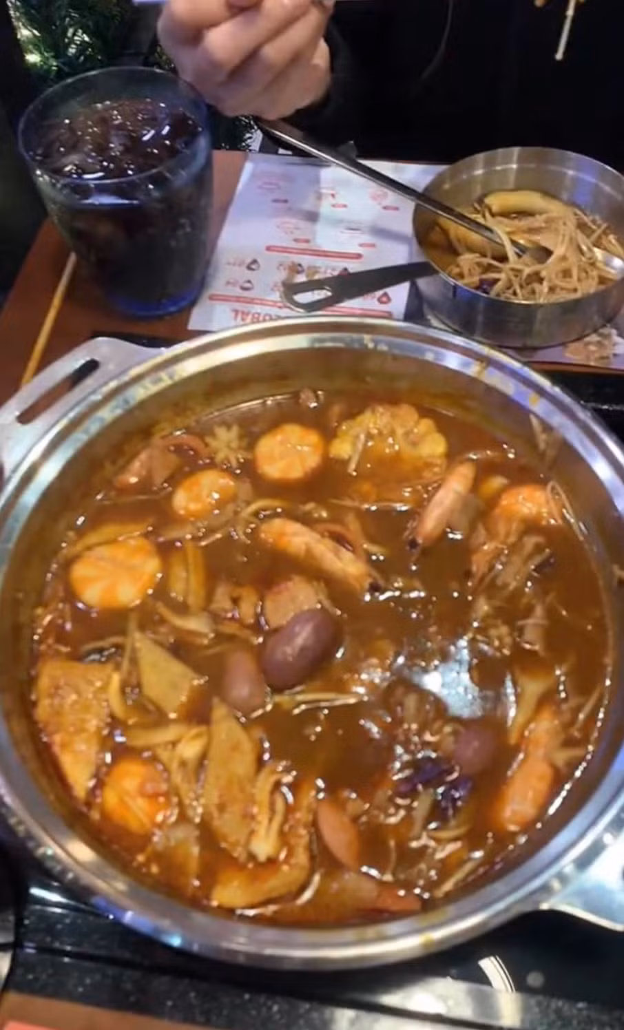 Ngay sau khi đăng tải, câu chuyện nhanh chóng gây nên những ý kiến trái chiều. Netizen vô cùng bức xúc trước hành vi ăn uống hoang phí của chủ clip.