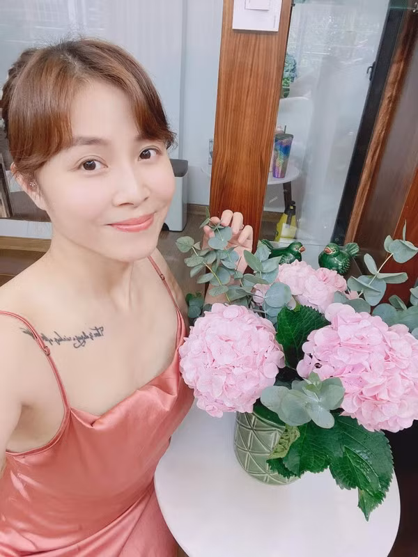 Nhiều fan xuýt xoa rằng dù đã qua đúng 20 năm, nhưng dung mạo hiện tại của bà mẹ 2 con dường như không quá khác biệt.