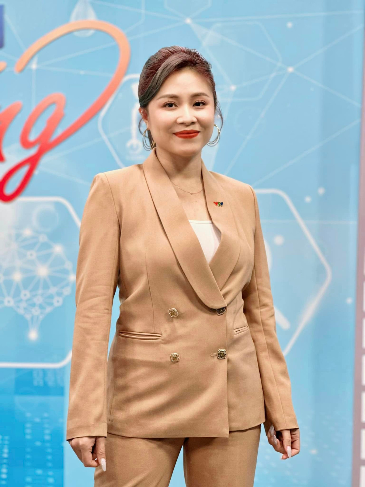 Không chỉ gây ấn tượng với nhan sắc ngọt ngào cùng vóc dáng nóng bỏng dù đã làm mẹ 2 con, MC Hoàng Linh còn được biết đến là nữ MC "máu lửa" nhất VTV khi sở hữu nhiều hình xăm.