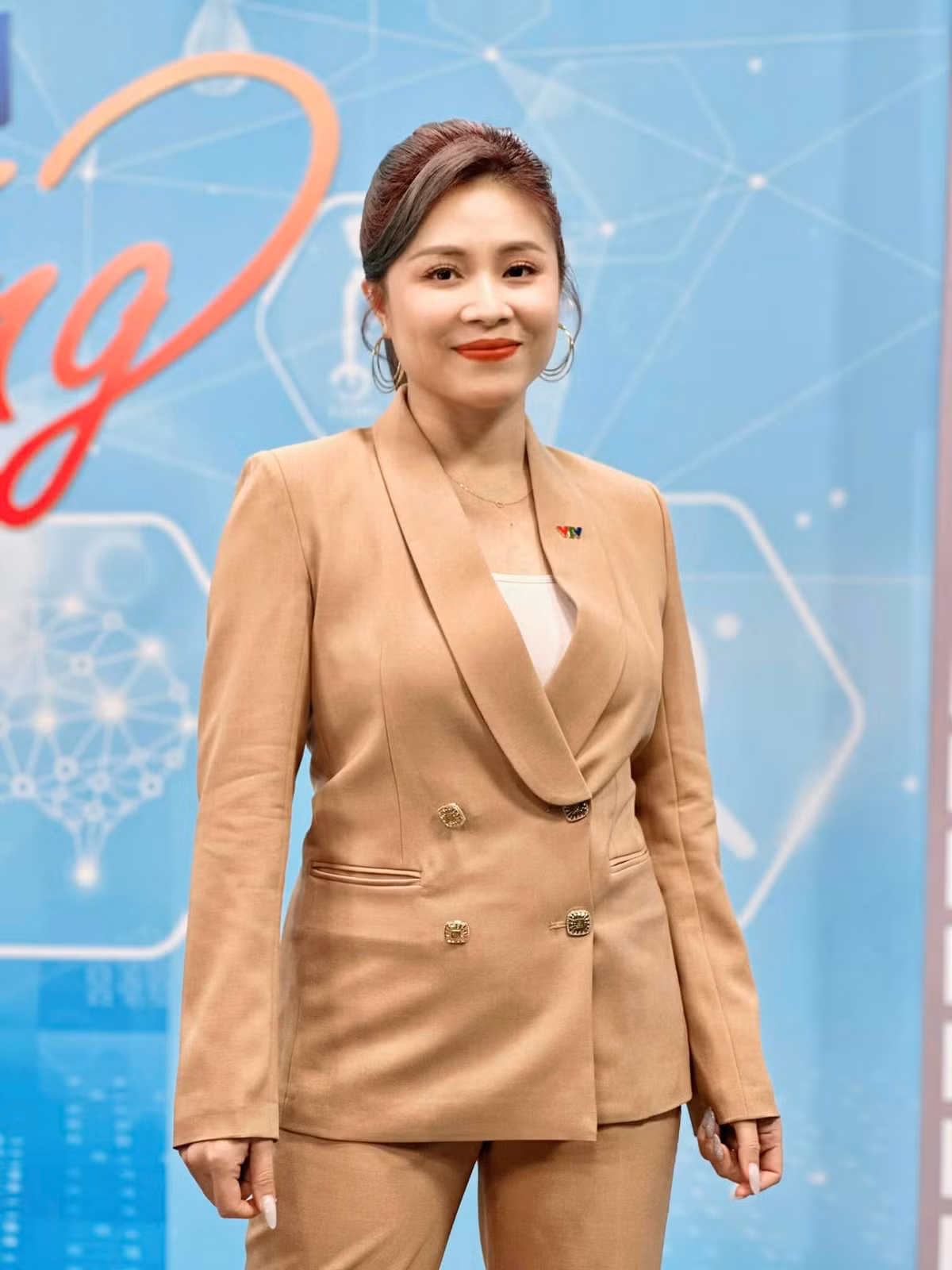 Không chỉ gây ấn tượng với nhan sắc ngọt ngào cùng vóc dáng nóng bỏng dù đã làm mẹ 2 con, MC Hoàng Linh còn được biết đến là nữ MC "máu lửa" nhất VTV khi sở hữu nhiều hình xăm.