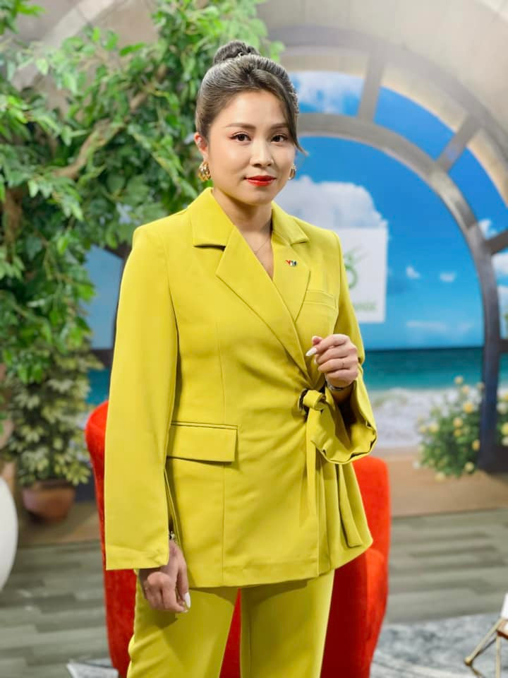 Hoàng Linh là nữ MC xinh đẹp, sở hữu vẻ ngoài cá tính, từng dẫn nhiều chương trình nổi tiếng trên sóng VTV như: Chúng tôi là chiến sỹ, Ở nhà chủ nhật, Thư viện cuộc sống,...