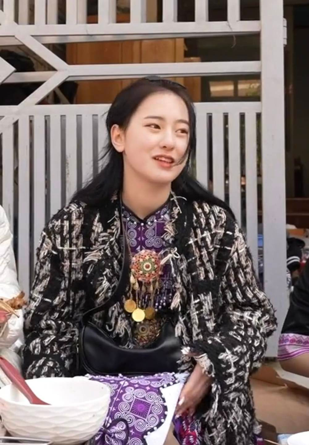 Chỉ trong vài phút ngắn ngủi, hot girl vùng cao khiến rất nhiều người xem phải cất công tìm kiếm thông tin khắp mạng xã hội. Ảnh: Chụp màn hình TikTok Bếp Trên Bản