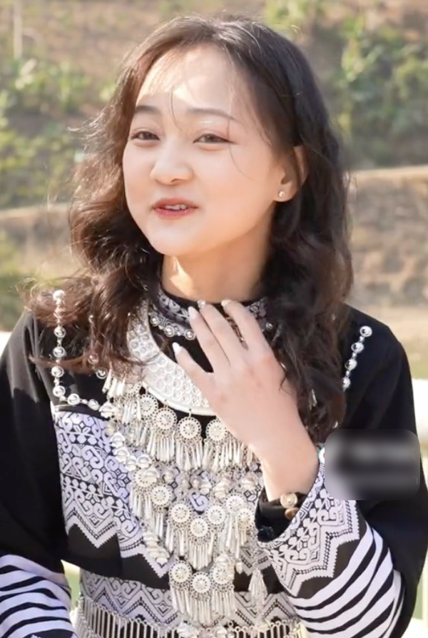 Mỗi khi nhận được lời khen, cô gái lại thoải mái tươi cười. Nét đẹp trong trẻo của em khiến người xem không khỏi thích thú. Ảnh: Chụp màn hình TikTok Bếp Trên Bản