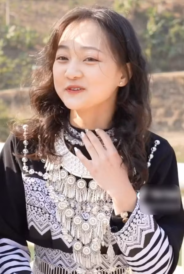 Mỗi khi nhận được lời khen, cô gái lại thoải mái tươi cười. Nét đẹp trong trẻo của em khiến người xem không khỏi thích thú. Ảnh: Chụp màn hình TikTok Bếp Trên Bản