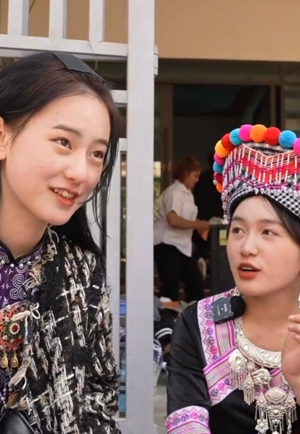 Chia sẻ với chủ clip, cô gái cho biết mình tên là Vàng Lan Hương, người dân tộc Mông, sống tại Mường Khương (Lào Cai). Cô theo bạn đến đây vui chơi, bán chân gà, thịt xiên nướng kiếm thêm thu nhập dịp Tết. Ảnh: Chụp màn hình TikTok Bếp Trên Bản