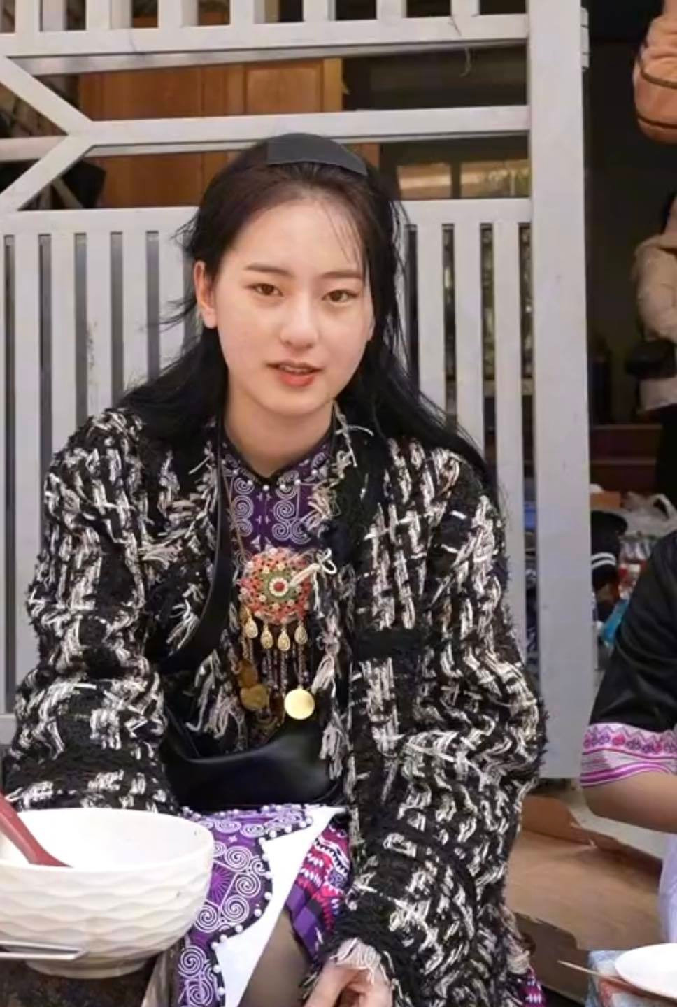 Mới đây, người dùng mạng xã hội đã không ngừng chia sẻ đoạn clip về một gái xinh dân tộc Mông sở hữu ngoại hình xinh xắn. Ảnh: Chụp màn hình TikTok Bếp Trên Bản