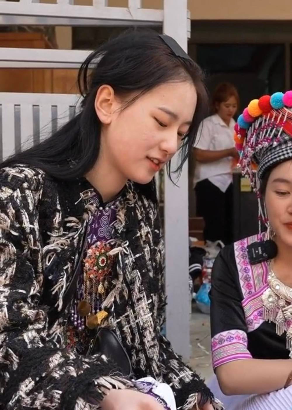 Không chỉ có nhan sắc "cực phẩm", cô gái vùng cao này còn rất tự tin giao tiếp khi trò chuyện với người lạ. Ảnh: Chụp màn hình TikTok Bếp Trên Bản