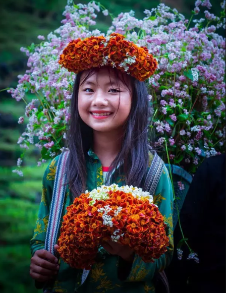 Thêm một bé gái vùng cao đứng bán hoa ở dốc Thẩm Mã - Hà Giang lọt ống kính khách du lịch. Ảnh: Tổng hợp