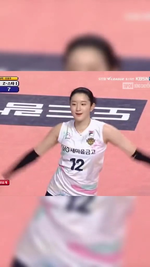 Cụ thể, ngay khi đội áo trắng vừa ghi được một bàn thắng nữ VĐV bóng chuyền này đã nhảy bài See Tình như vừa để ăn mừng, vừa để khiêu khích đối thủ. Điều khiến neitzen thích thú và cô rất thuần thục các động tác như thể đã nhảy nhiều lần mặc dù là người nước ngoài.