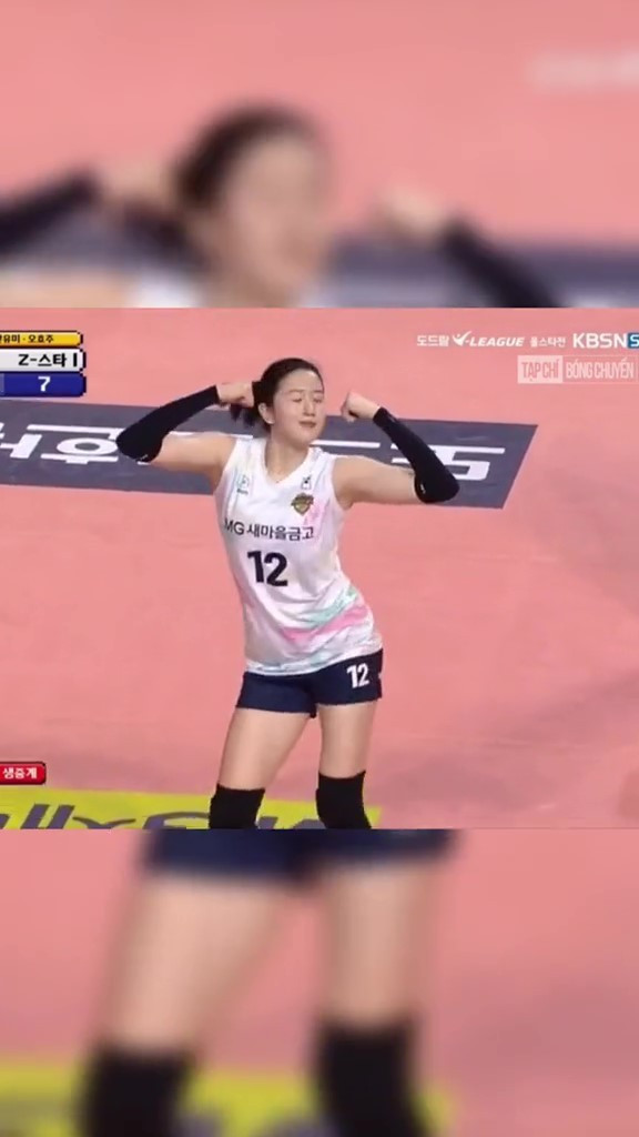 Trong video, những động tác của hot girl bóng chuyền xứ Hàn này có độ dẻo dai, mang theo sự quyến rũ khiến người hâm mộ không thể nào không dõi mắt theo.