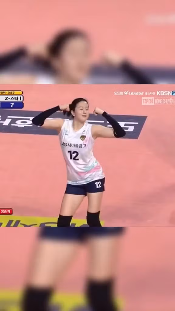 Trong video, những động tác của hot girl bóng chuyền xứ Hàn này có độ dẻo dai, mang theo sự quyến rũ khiến người hâm mộ không thể nào không dõi mắt theo.