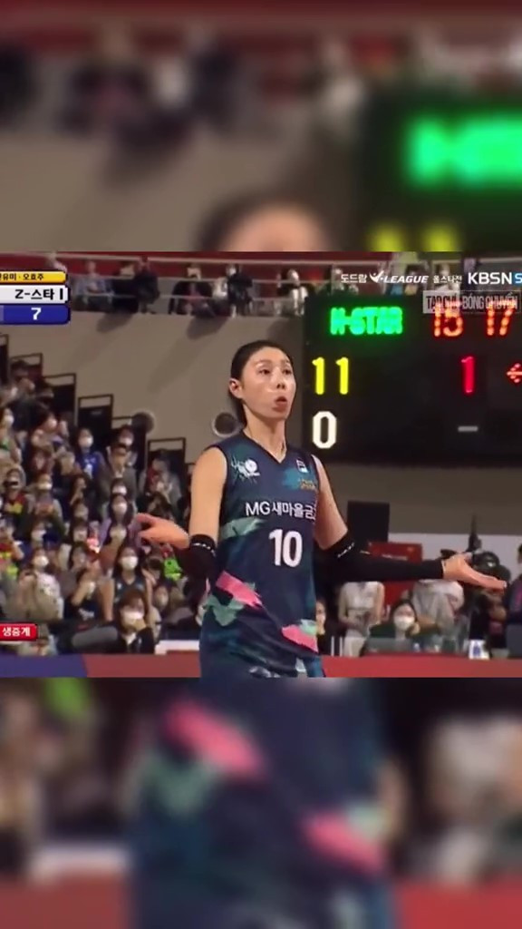 Ngay khi chứng kiến hành động ăn mừng có phần khiêu khích, một thành viên trong đội đối thủ là Kim Yeon Koung đã lập tức nhảy đáp lại với biểu cảm hài hước khiến ai có mặt trên sân thi đấu cũng như khán giả theo dõi đều phải bật cười vì loạt động tác này.