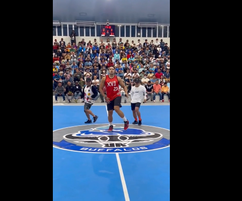 Trước đó nam cầu thủ chơi bóng nổi tiếng của Philippines là Eric Tai đã khiến cộng đồng mạng dậy sóng khi liên tục cover vũ đạo See Tình tại nhiều giải đấu lớn.