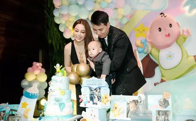 Huyền Baby từng chia sẻ, hai vợ chồng thường xuyên tâm sự với nhau. Cả hai thẳng thắn bày tỏ ý kiến cá nhân để nửa kia có thể hiểu rõ hơn. Đối với Huyền Baby, đó là cách quan trọng để cô giữ cuộc hôn nhân luôn bền chặt, tươi mới.