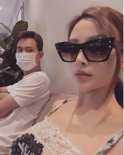 Không giỏi chuyện bếp núc nhưng bí quyết khiến người đẹp được chồng yêu thương chính là việc coi ông xã là bạn tri kỉ, luôn san sẻ mỗi ngày.