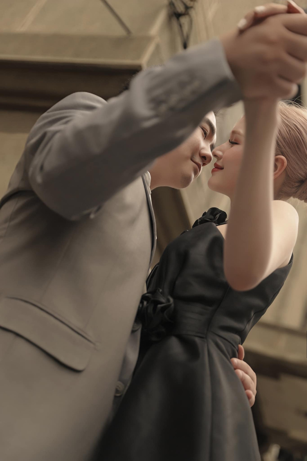 Xoài Non từng chia sẻ trong một chương trình truyền hình rằng cô chính là cầu nối giúp các thành viên trong nhà chồng thân thiết với nhau hơn.