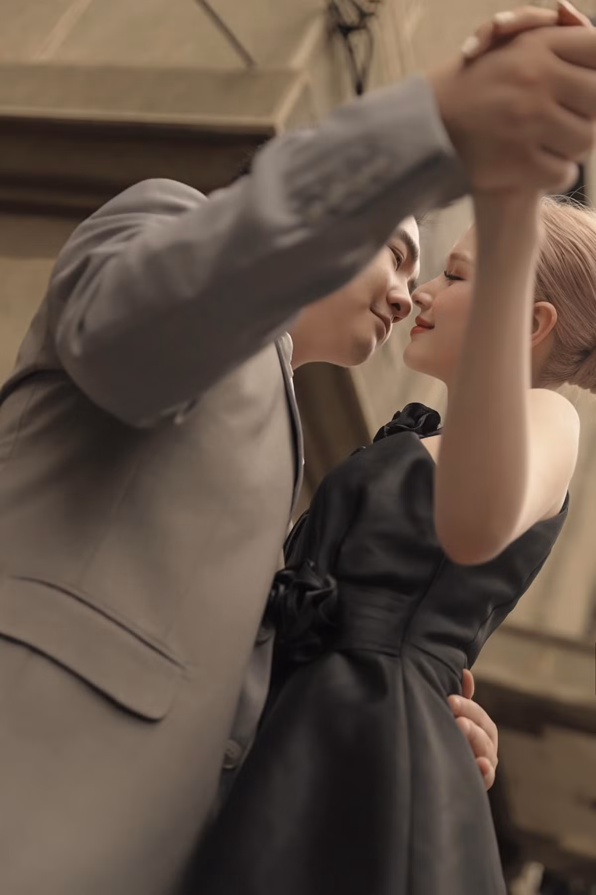 Xoài Non từng chia sẻ trong một chương trình truyền hình rằng cô chính là cầu nối giúp các thành viên trong nhà chồng thân thiết với nhau hơn.