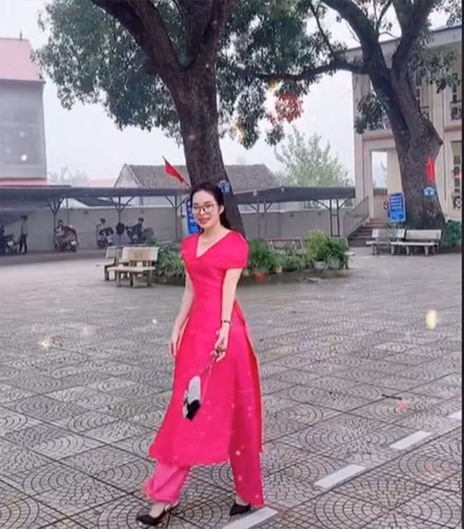 Nhìn vào cách phối đồ và gu chọn màu trang phục thanh lịch của cô là nhiều người đã xuýt xoa vì trông chẳng khác các hot girl. Ảnh: Chụp màn hình