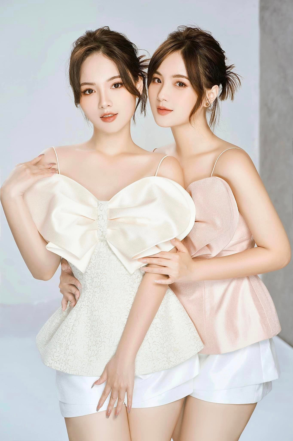 Vì là cặp đôi sinh cùng trứng nên cả hai có gu thời trang tương đồng và thường xuyên thích mặc đồ giống nhau. Ảnh: FBNV