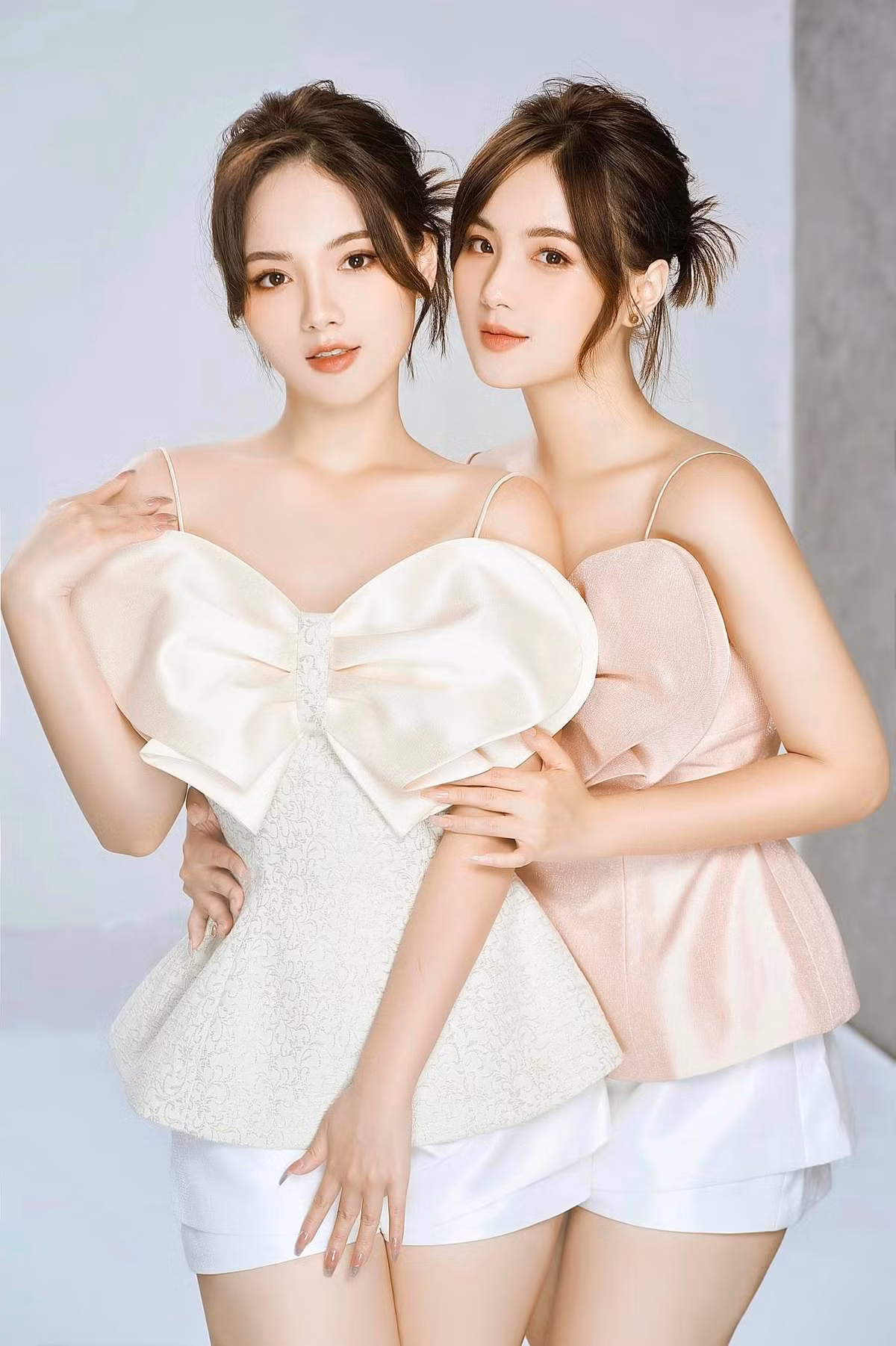 Vì là cặp đôi sinh cùng trứng nên cả hai có gu thời trang tương đồng và thường xuyên thích mặc đồ giống nhau. Ảnh: FBNV