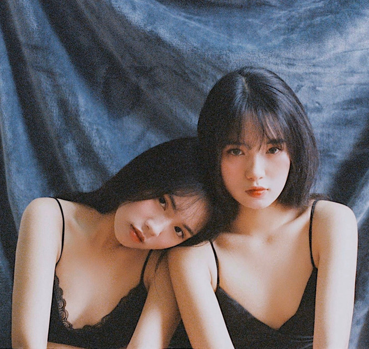 Chị em sinh đôi này sinh năm 2002, quê ở Yên Bái, hiện tại đang học ở trường Đại học Thương mại.