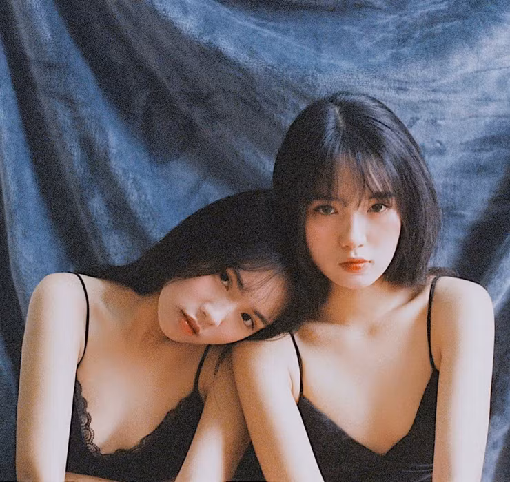 Chị em sinh đôi này sinh năm 2002, quê ở Yên Bái, hiện tại đang học ở trường Đại học Thương mại.