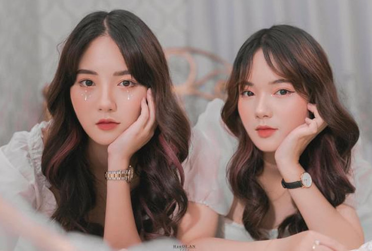 Trước đó những hình ảnh diện áo dài từ thời cấp 3 của Hằng và Nga đều được một số trang tin Trung Quốc đăng tải và dành nhiều lời khen ngợi như: cặp song sinh sở hữu làn da trắng tinh khôi, nét đẹp trong sáng đầy cuốn hút...