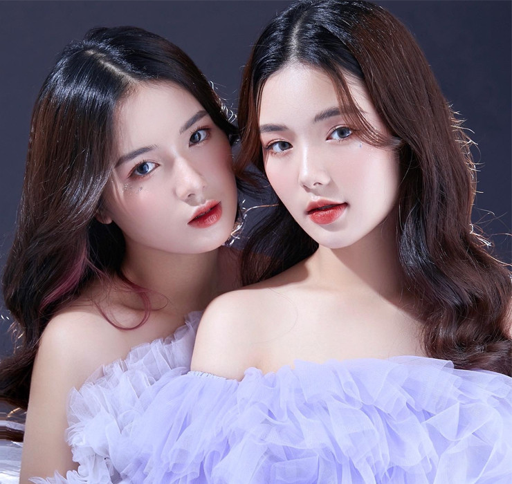 Nguyễn Thanh Nga - Nguyễn Thanh Hằng là cặp chị em sinh đôi nổi tiếng trên mạng xã hội. Cả hai đều được nhiều người biết đến từ khi còn học cấp 3.