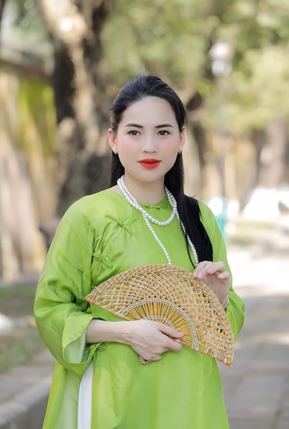 Võ Hà Linh là " chiến thần review" nổi đình đám trên MXH, mỗi lần cô nàng xuất hiện ở địa điểm nào đều khiến chủ quán "thót tim" bởi cô review quá chân thật, thẳng thắn và không sợ mất lòng.