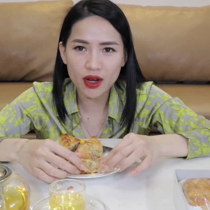 Một trong những màn review gây tranh cãi nhất của Hà Linh phải kể đến màn chê bánh Trung thu nổi tiếng ở Hà Nội. Đầu tiên là chiếc bánh nướng thập cẩm, Hà Linh khẳng định bánh có phần vỏ khá cứng, khi cắt ra thấy rõ nhân bên trong không đều, rất ngọt.