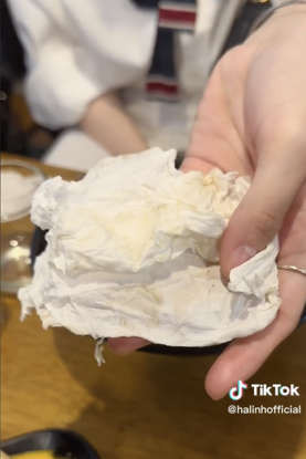 Chiếc khăn đổi màu sau khi được dùng lau đũa được reviewer Hà Linh chia sẻ trong clip quán ốc ở Huế mới đây.