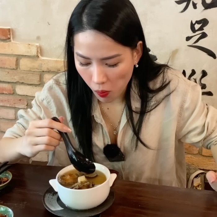 Hầu hết các món ăn của quán Trấn Thành đều được Hà Linh khen có chất lượng đồng đều. Tuy nhiên, riêng phần hải sản cô không đánh giá cao. Cụ thể, “chiến thần” Hà Linh đã gọi món canh bào ngư Nhật thượng hạng với giá hơn 400 nghìn đồng. Mặc dù nước canh mang vị ngọt tự nhiên của rau củ nhưng phần quan trọng là sò điệp và bào ngư lại không tươi, thậm chí có phần hơi tanh.