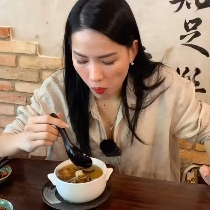 Hầu hết các món ăn của quán Trấn Thành đều được Hà Linh khen có chất lượng đồng đều. Tuy nhiên, riêng phần hải sản cô không đánh giá cao. Cụ thể, “chiến thần” Hà Linh đã gọi món canh bào ngư Nhật thượng hạng với giá hơn 400 nghìn đồng. Mặc dù nước canh mang vị ngọt tự nhiên của rau củ nhưng phần quan trọng là sò điệp và bào ngư lại không tươi, thậm chí có phần hơi tanh.