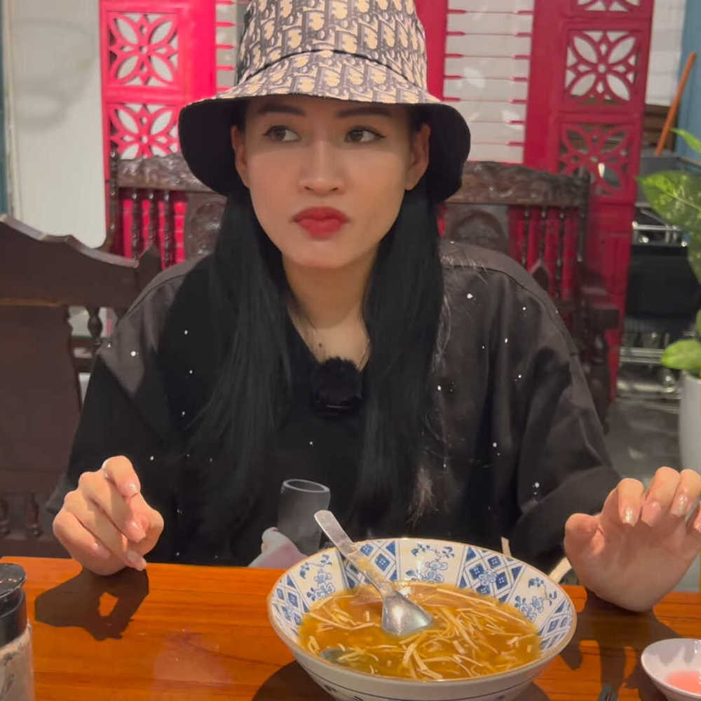 Sau khi thưởng thức các món ăn ở quán, đến món súp hải sản, Hà Linh đã có trải nghiệm khá tệ. Cô thẳng thắn nhận xét: “Mình nói thật là mùi hải sản là không tươi, nó khắm khắm ý. Đầu tiên là nước súp rữa ra cực kì nhanh. Nó đang nóng thế này mà đã chảy lõng bõng rồi. Cái tiếp theo là hải sản trong ngày không tươi,...".