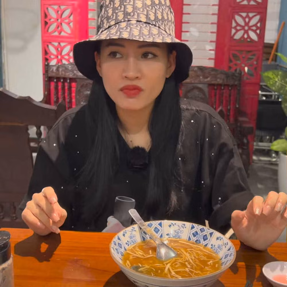 Sau khi thưởng thức các món ăn ở quán, đến món súp hải sản, Hà Linh đã có trải nghiệm khá tệ. Cô thẳng thắn nhận xét: “Mình nói thật là mùi hải sản là không tươi, nó khắm khắm ý. Đầu tiên là nước súp rữa ra cực kì nhanh. Nó đang nóng thế này mà đã chảy lõng bõng rồi. Cái tiếp theo là hải sản trong ngày không tươi,...".