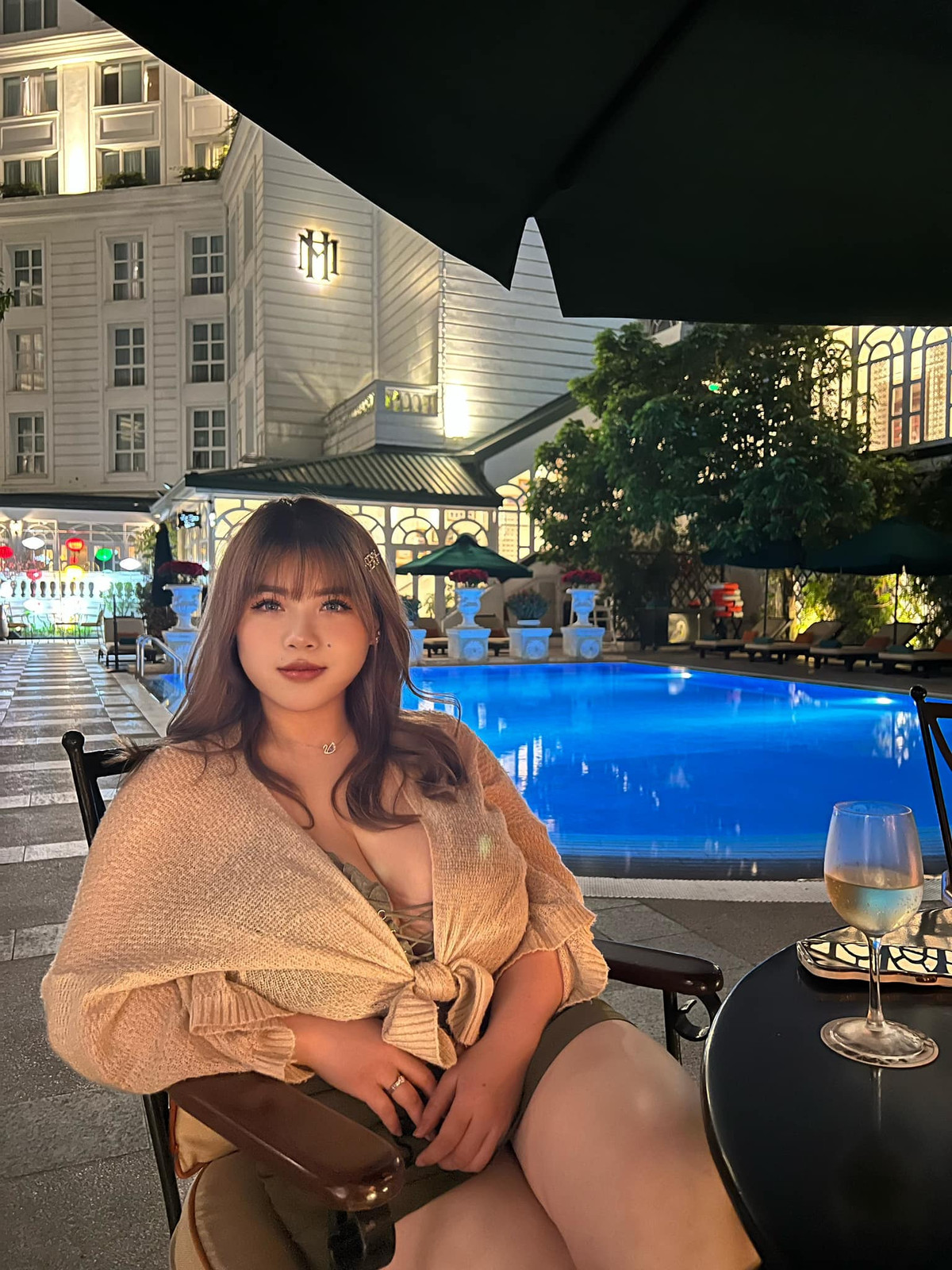 Mặc dù đã hút đi 6 lít mỡ nhưng vòng 1 của "hot girl ngực khủng" Hải Dương này vẫn quá khổ so với nhiều cô gái khác.