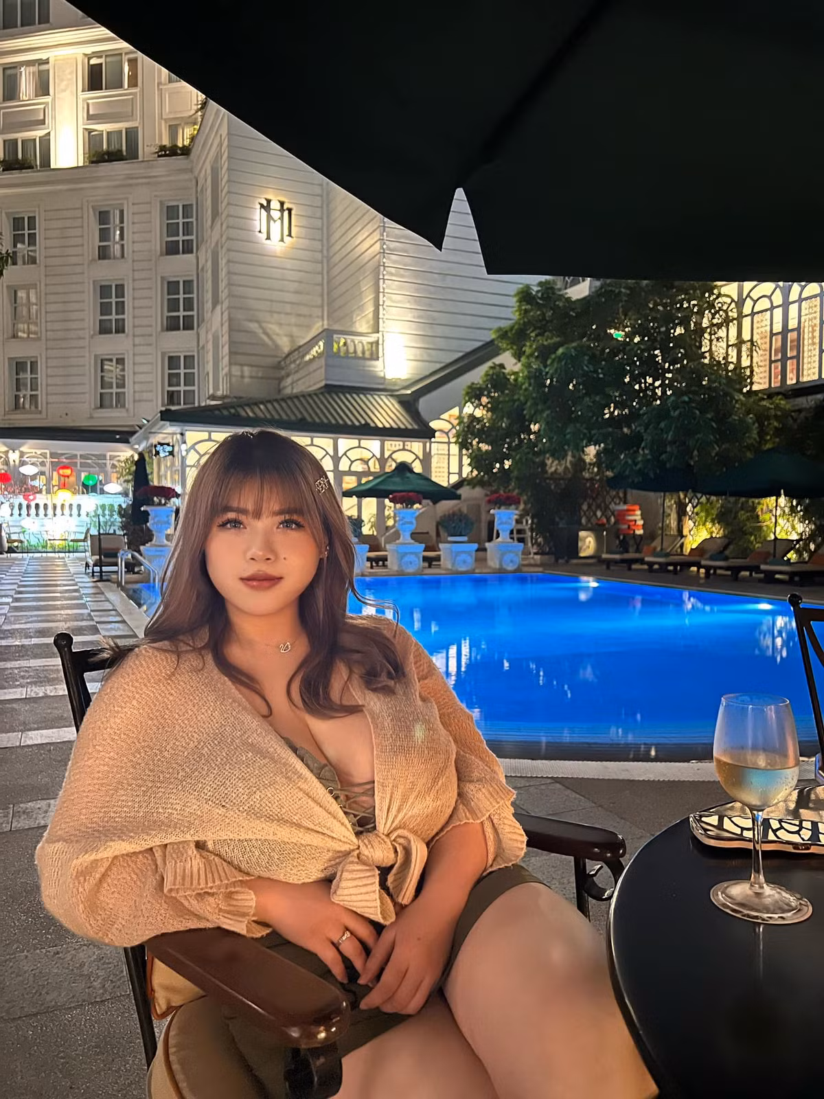 Mặc dù đã hút đi 6 lít mỡ nhưng vòng 1 của "hot girl ngực khủng" Hải Dương này vẫn quá khổ so với nhiều cô gái khác.