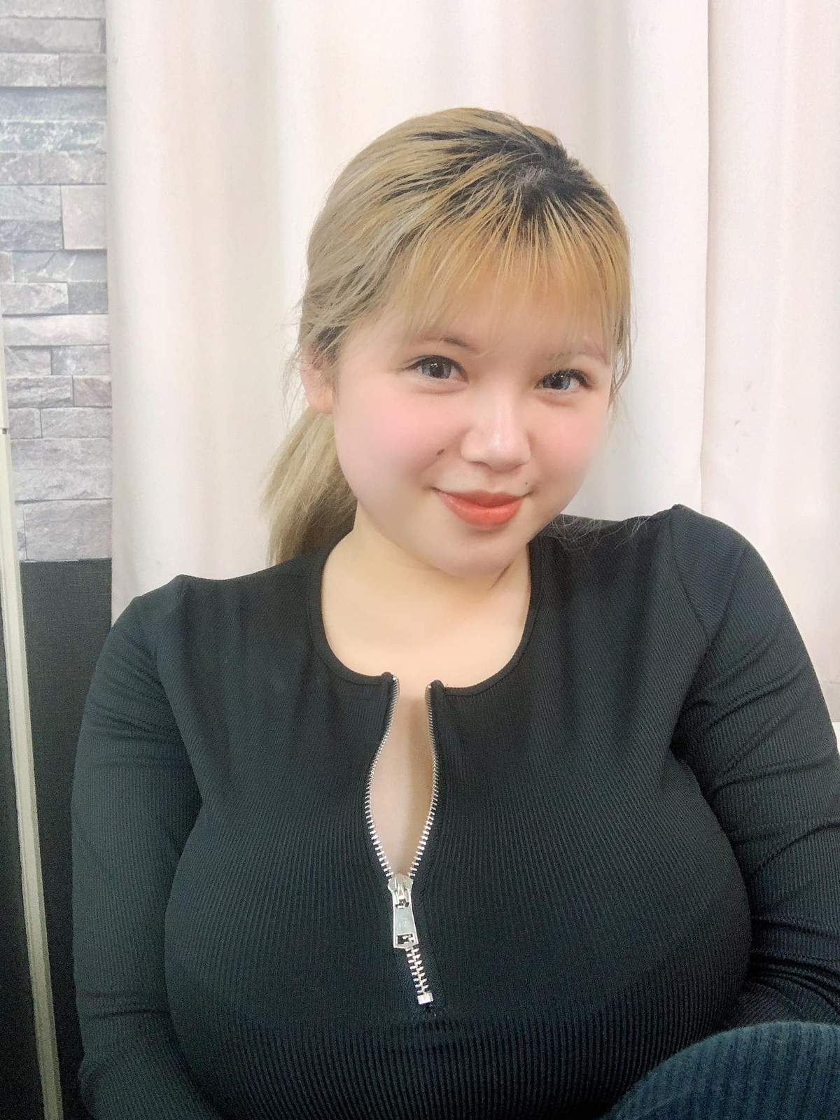 Vẻ đẹp xinh xắn và thời thượng của cô trong những khung hình gần đây.