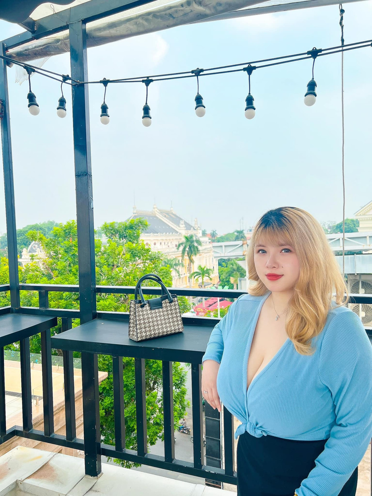 Cô nàng ngày càng tự và toả sáng hơn trong những khung hình.