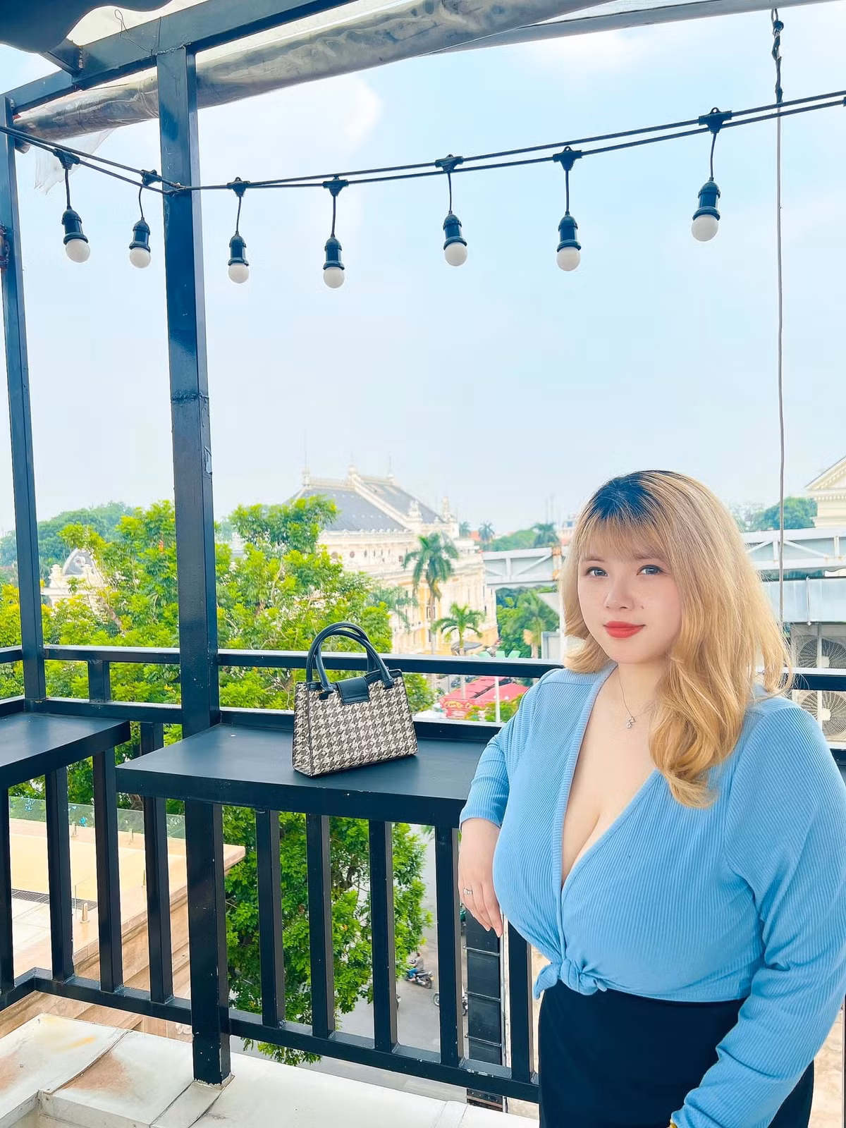 Cô nàng ngày càng tự và toả sáng hơn trong những khung hình.