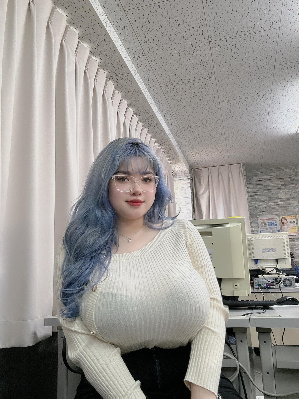 Trên trang cá nhân "hot girl vòng 1 khủng" thường xuyên diện trang phục ôm sát, đặc biệt là bó lại phần ngực nên càng lộ rõ số đo "khủng" của cô.